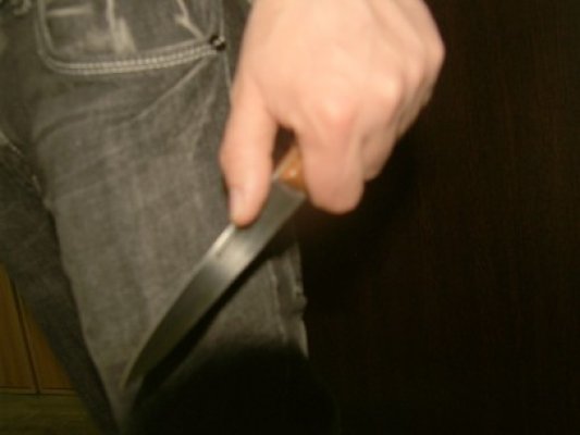 Verdict în cazul femeii care şi-a lăsat concubinul să zacă cu un cuţit înfipt în spate